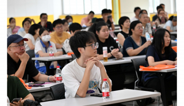 高考复读，学校如何选择？深圳城院教育高考复读学校举行答疑解惑公益活动